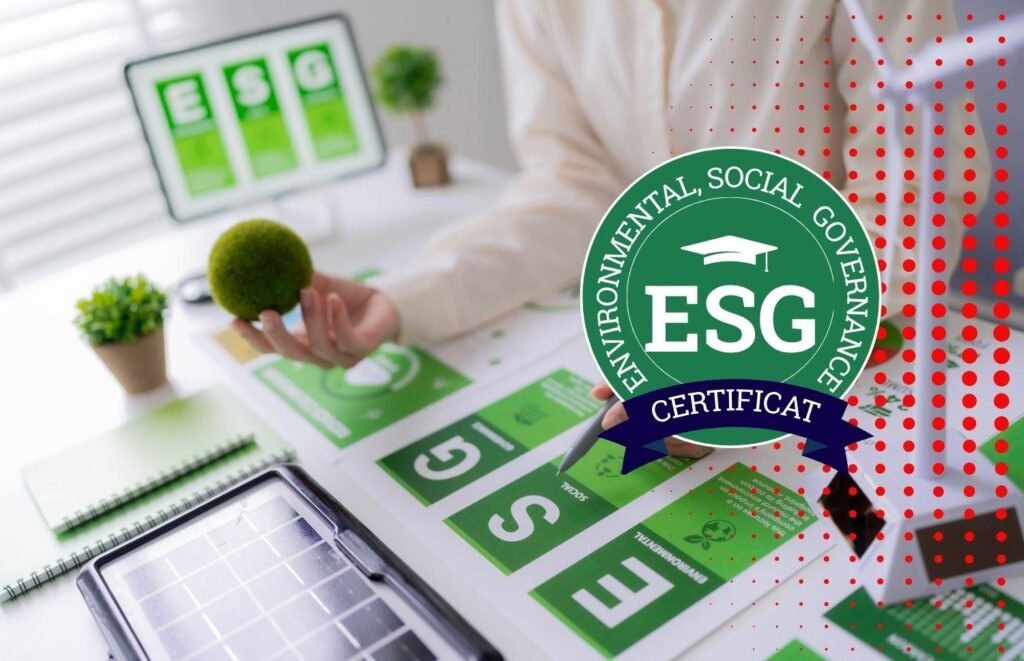 Curs ESG Aplicat AMC360: audit și sustenabilitate – insignă verde Environmental, Social, Governance peste un birou cu fișe ESG și verificarea indicatorilor de sustenabilitate