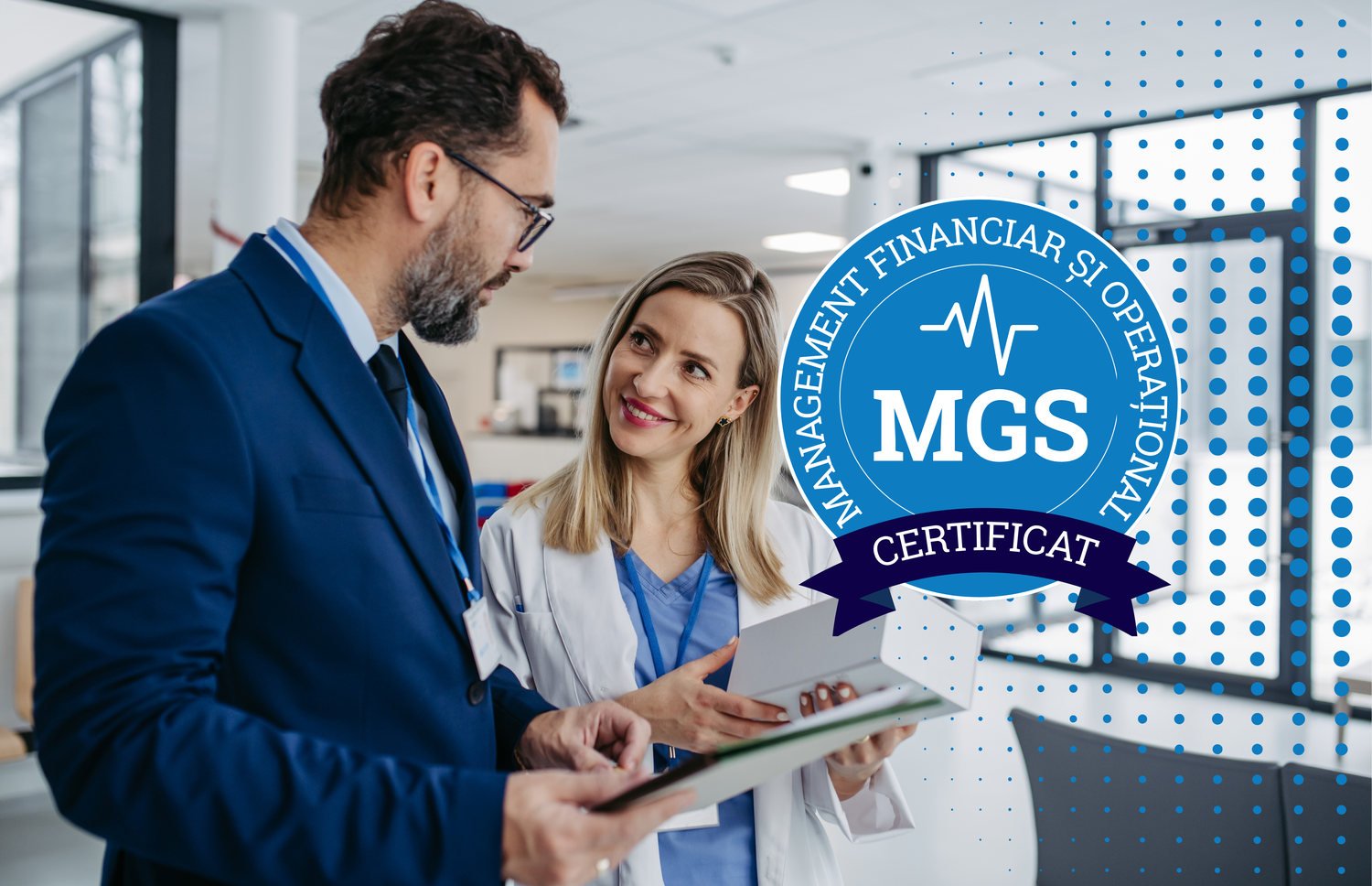 Curs Manager General Sanitar (MGS) AMC360 – insignă albastră „Management financiar și operațional · MGS · Certificat” lângă un manager și o medică într-un hol de spital